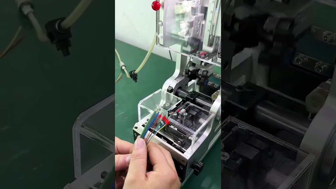 Halvautomatisk maskin för insättning av vattentäta kontakter – i arbete #maskin #kabelavisolering #fabrik
